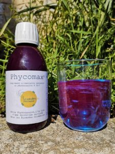 Phycomax et son verre de phycocyanine